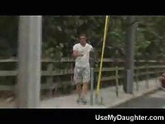 彼女は肘掛け椅子に鶏と脚を置き、彼女を性交し始めた 無 修正 教師 レイプ