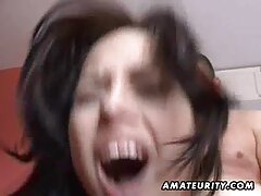 女の子は彼らの帽子のクローズアップの写真を示した 痴漢 動画 女性