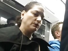 彼女は長方形のディルドを取り、それを肛門に送った 刺青 女 エロ 動画