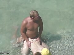 ニコールAnistonは彼女の熱い頭の上に濡れた水たまりを置きます 女 教師 av 無 修正